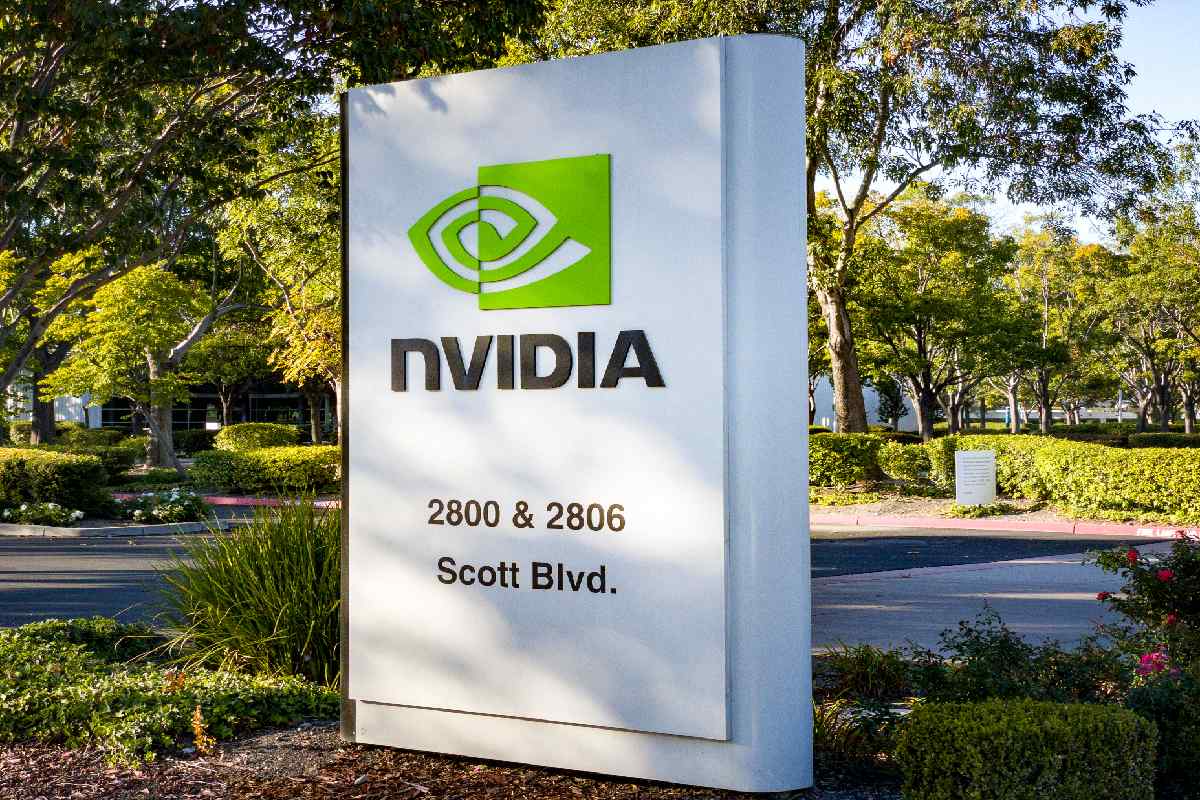 L'insegna di Nvidia davanti alla sede centrale dell'azienda