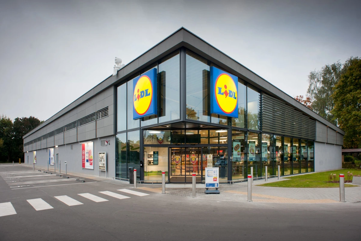 Seleziona Albero di Natale Lidl in super offerta prezzo mai visto per un modello così grande (1)