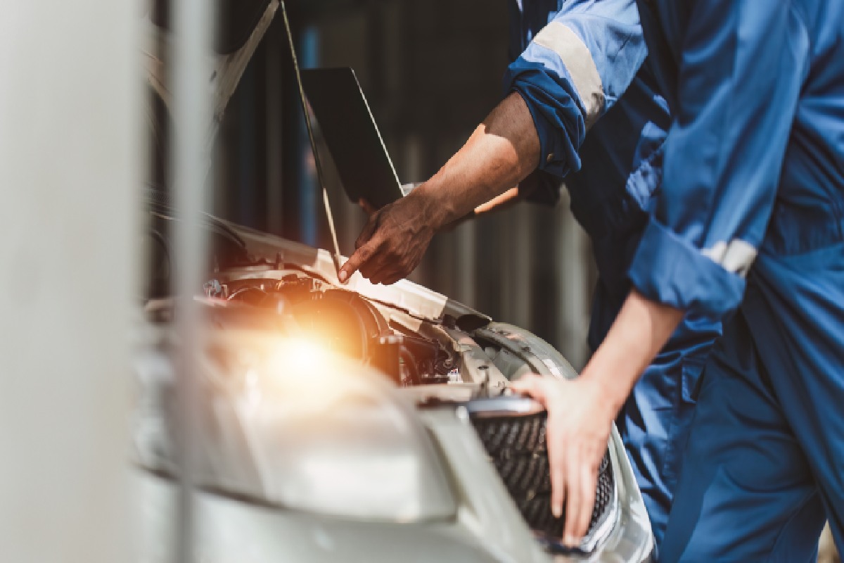 Un meccanico intento a fare la revisione di un'automobile