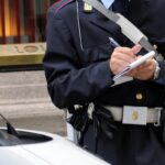 Un vigile urbano intento a fare una multa