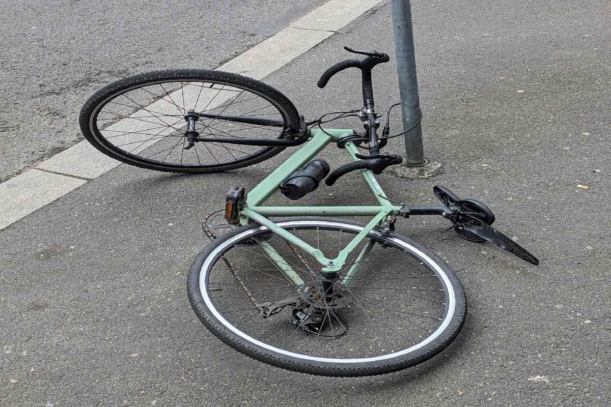 Confermata la legittimità delle multe a chi parcheggia la bicicletta in luoghi non consentiti - Nella foto: una bicicletta legata a un palo